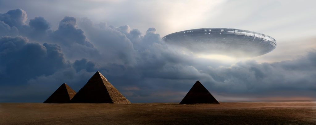 НЛО зависшее над пирамидами в Египте