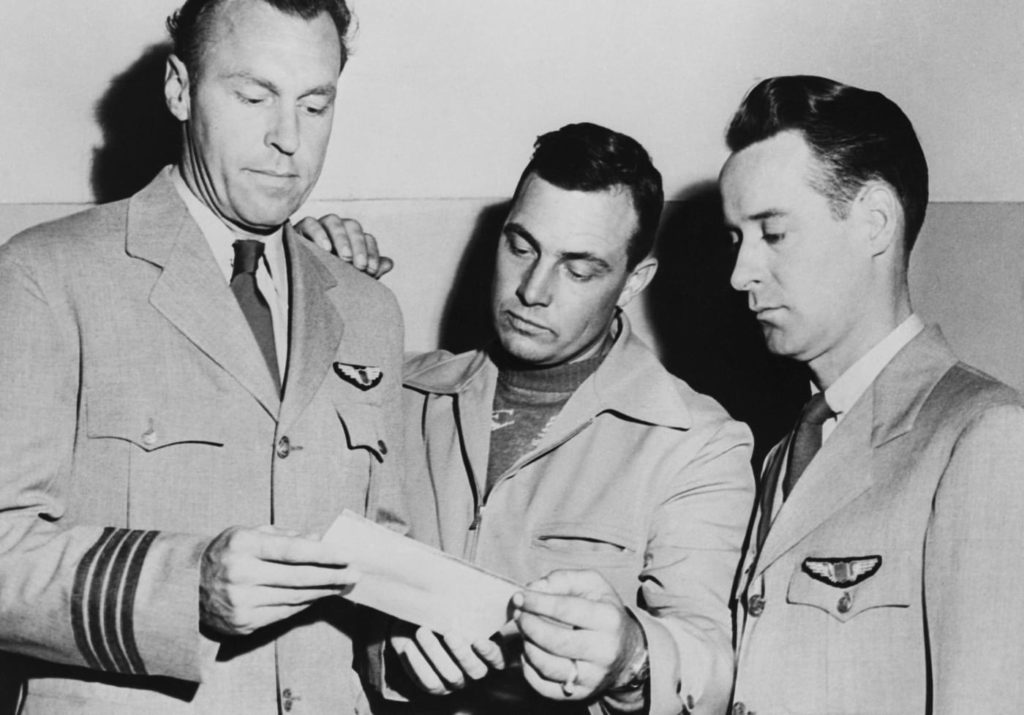 Пилоты Э.Дж. Смит, Кеннет Арнольд и Ральф Э. Стивенс рассматривают фотографию неопознанного летающего объекта, который они заметили по пути в Сиэтл, штат Вашингтон, 1947 год